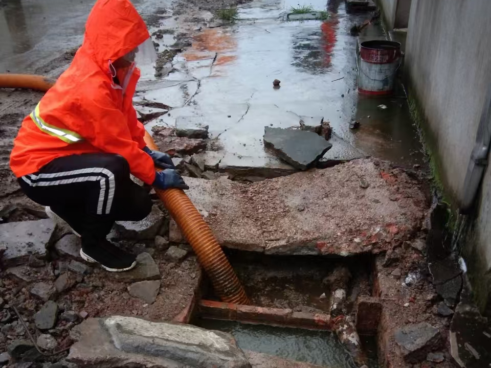 岳口镇专业清理污水池 炜誉市政以规范流程守护城市 “肠道”