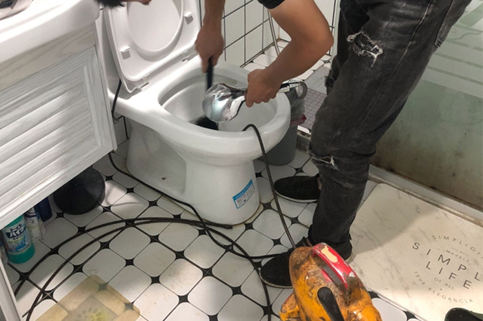 岳口镇马桶堵塞自己疏通还是找师傅?专业上门服务让你省时更省心